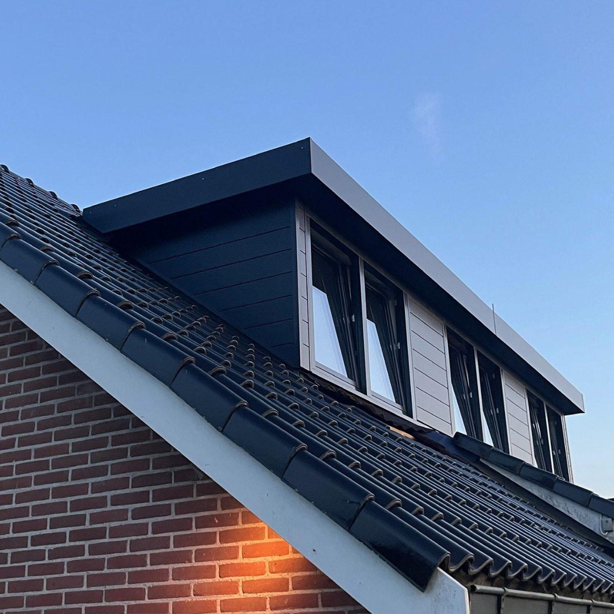 Gerenoveerde dakkapel met kunststof bekleding