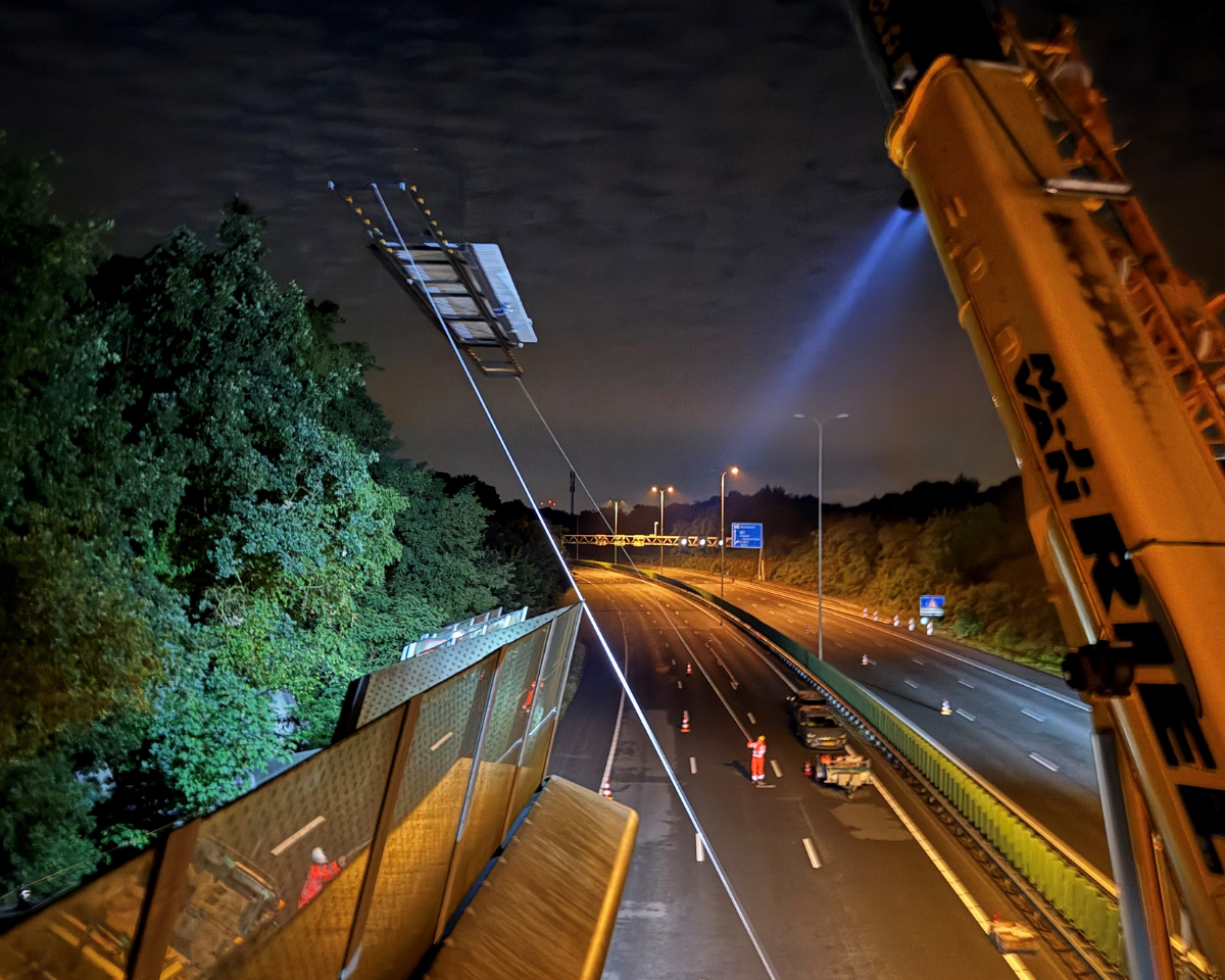800 glaspanelen vervangen, snelweg open 800 glaspanelen vervangen, snelweg open