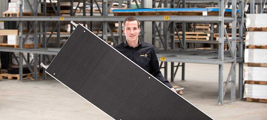 Vikucore Deck Vink medewerker met een plaat Vikucore Deck